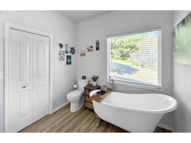 220 Ne SPRING Ave, Depoe Bay, OR 97341