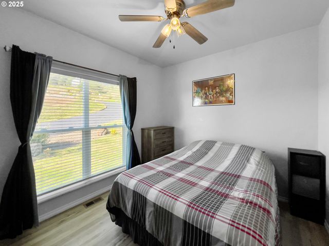 220 Ne SPRING Ave, Depoe Bay, OR 97341