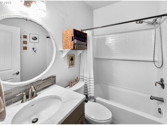 220 Ne SPRING Ave, Depoe Bay, OR 97341