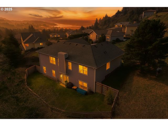 220 Ne SPRING Ave, Depoe Bay, OR 97341