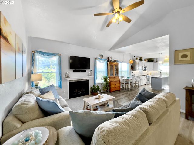 220 Ne SPRING Ave, Depoe Bay, OR 97341