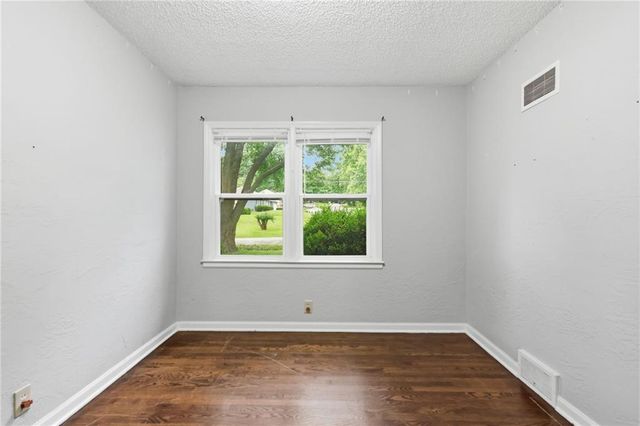 6505 Overton Avenue, Kansas City, MO 64133