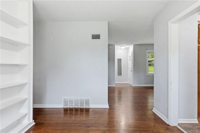6505 Overton Avenue, Kansas City, MO 64133