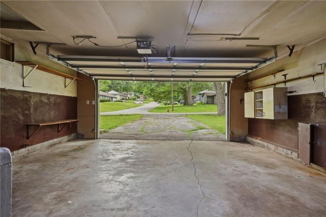 6505 Overton Avenue, Kansas City, MO 64133