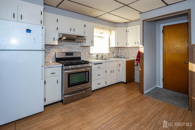 111 Longview E Circle, Fords, NJ 08863