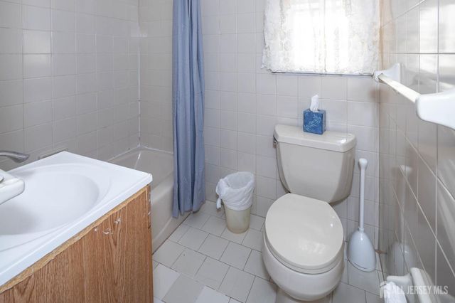 111 Longview E Circle, Fords, NJ 08863