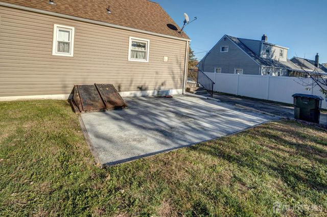 111 Longview E Circle, Fords, NJ 08863