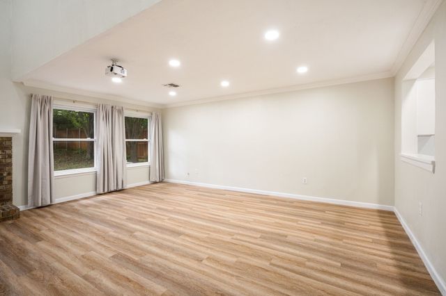 6702 E Northwest Highway, Dallas, TX 75231