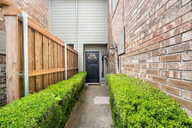 6702 E Northwest Highway, Dallas, TX 75231