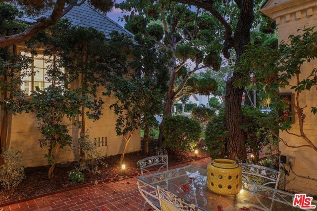 9677 Charleville Boulevard, Beverly Hills, CA 90212