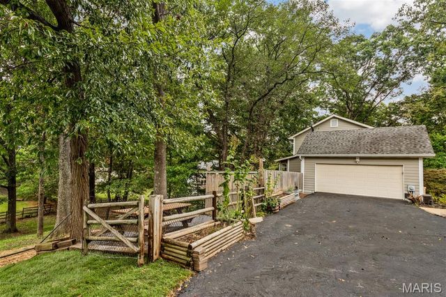 404 Gunnison Gorge Drive, Ballwin, MO 63011