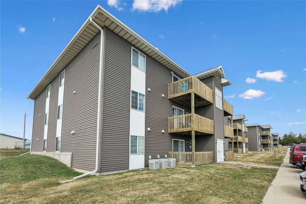 125 E Boyson Road 1000, Hiawatha, IA 52233