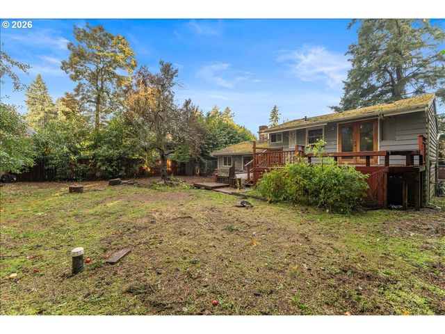5822 ROCKWOOD Ct, Lake Oswego, OR 97035