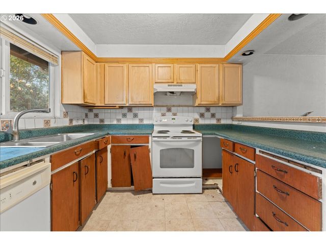 5822 ROCKWOOD Ct, Lake Oswego, OR 97035