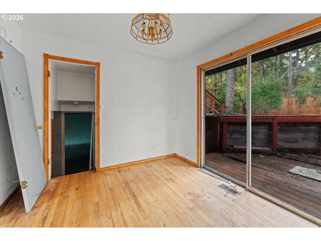 5822 ROCKWOOD Ct, Lake Oswego, OR 97035