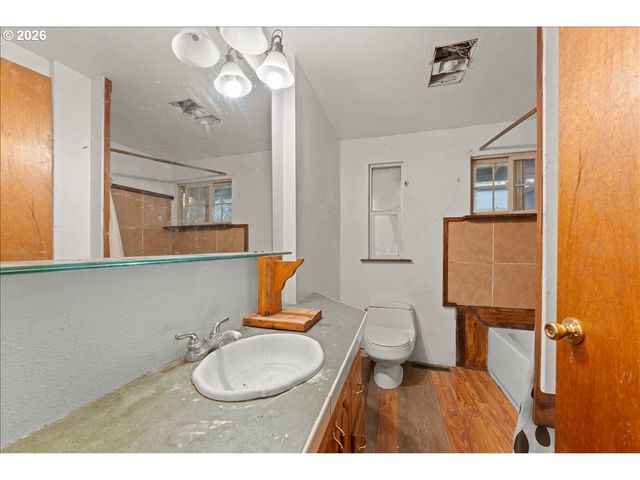 5822 ROCKWOOD Ct, Lake Oswego, OR 97035