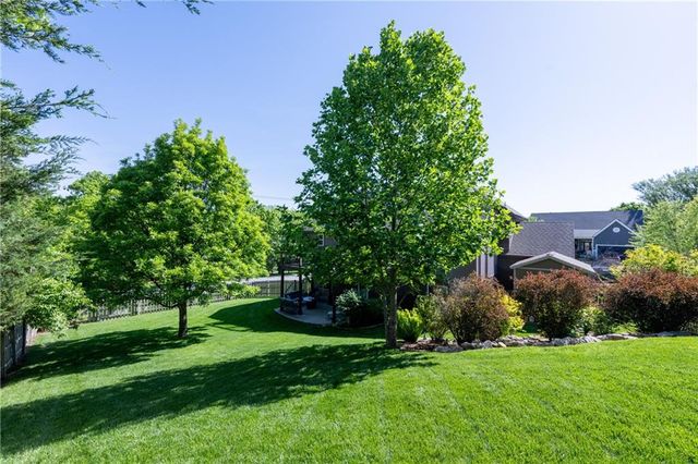 7100 Woodland Drive, Shawnee, KS 66218