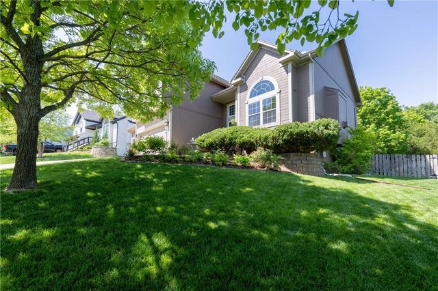 7100 Woodland Drive, Shawnee, KS 66218