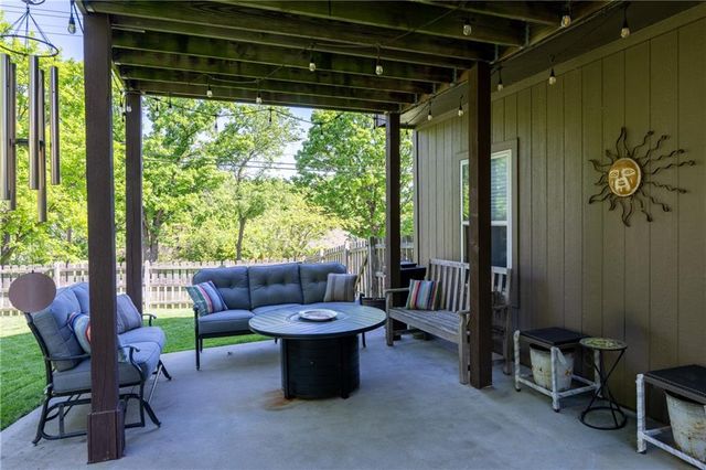 7100 Woodland Drive, Shawnee, KS 66218