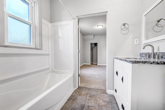 918 DIVISION STREET, Green Bay, WI 54303