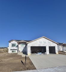 134 Mulberry Loop NE, Minot, ND 58703