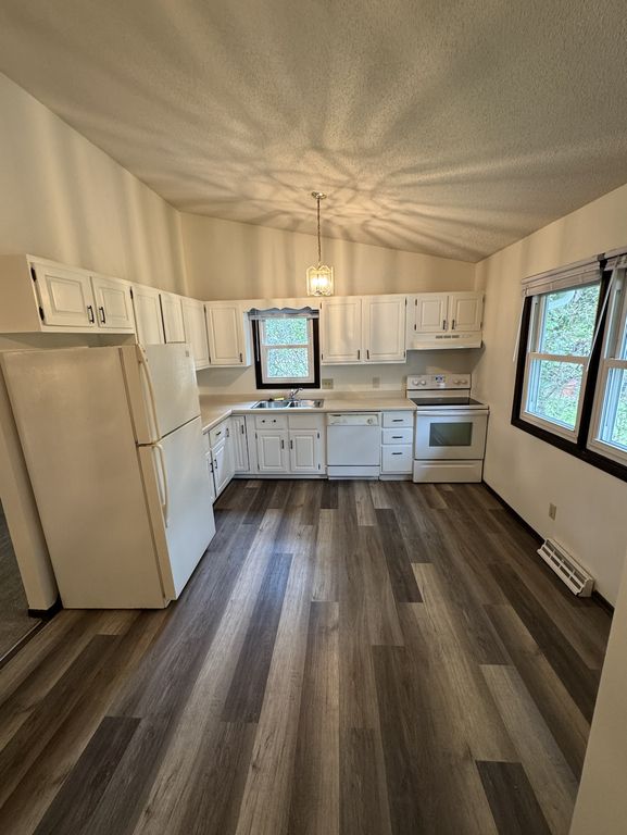 571 County Road B E, Maplewood, MN 55117