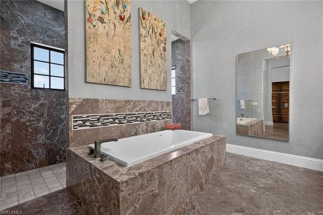 628 VENEZIA GRANDE DR, Naples, FL 34119