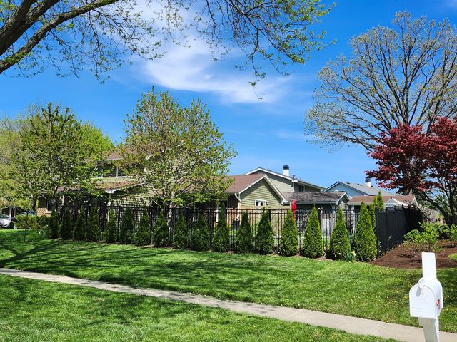 301 Oakbrook Court, Bartlett, IL 60103