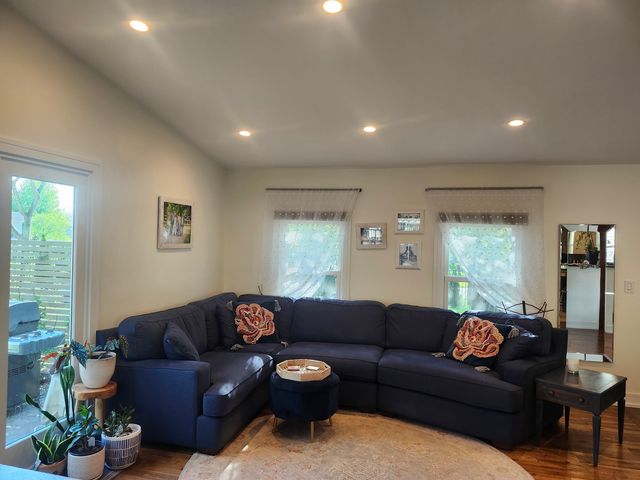 301 Oakbrook Court, Bartlett, IL 60103
