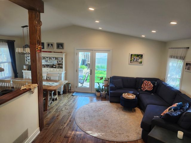 301 Oakbrook Court, Bartlett, IL 60103