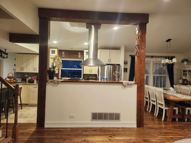 301 Oakbrook Court, Bartlett, IL 60103
