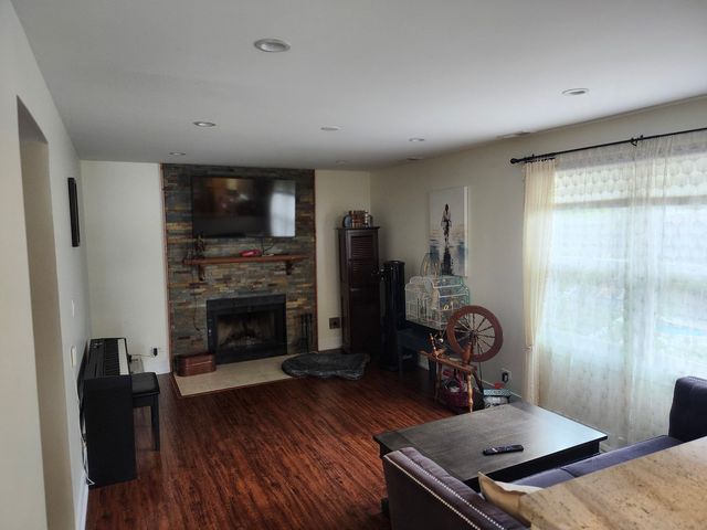 301 Oakbrook Court, Bartlett, IL 60103