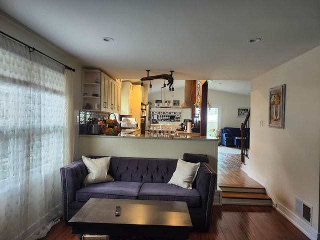 301 Oakbrook Court, Bartlett, IL 60103