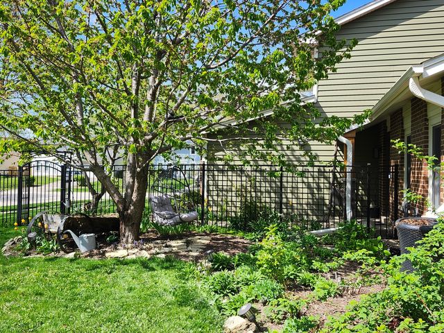 301 Oakbrook Court, Bartlett, IL 60103