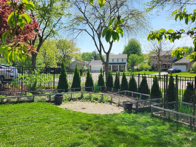 301 Oakbrook Court, Bartlett, IL 60103
