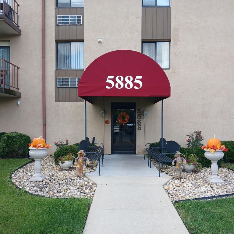 5885 Beechcroft Road, 103, Columbus, OH 43229
