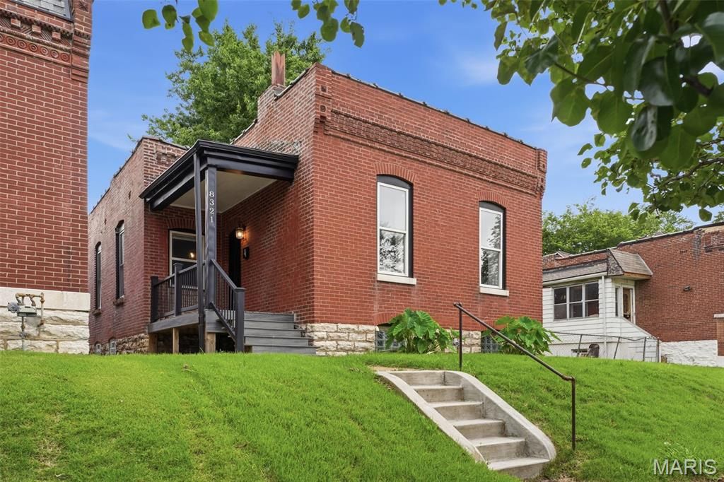 8321 Minnesota Avenue, St Louis, MO 63111