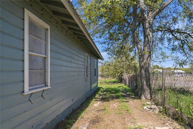 1604 5th Street, Goldthwaite, TX 76844