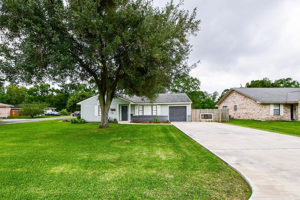 3116 12th Street, Bay City, TX 77414