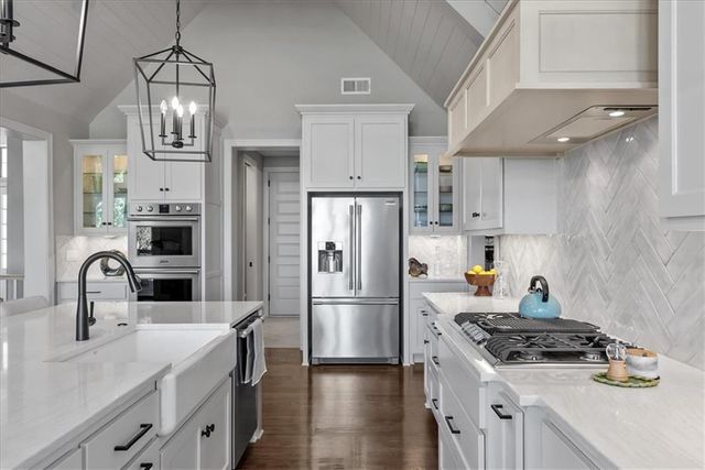 9333 Cottonwood Canyon Drive, Lenexa, KS 66219