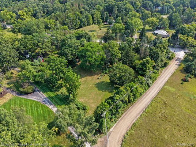 5260 Orion Road, Oakland Charter Township, MI 48306