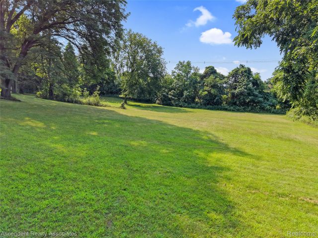 5260 Orion Road, Oakland Charter Township, MI 48306