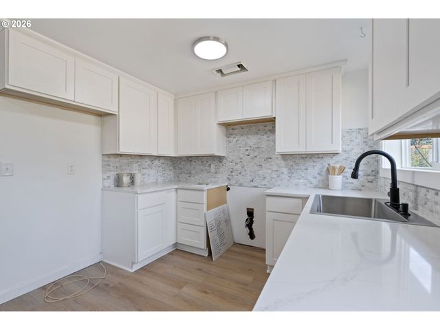 17912 Ne DAVIS St, Portland, OR 97230