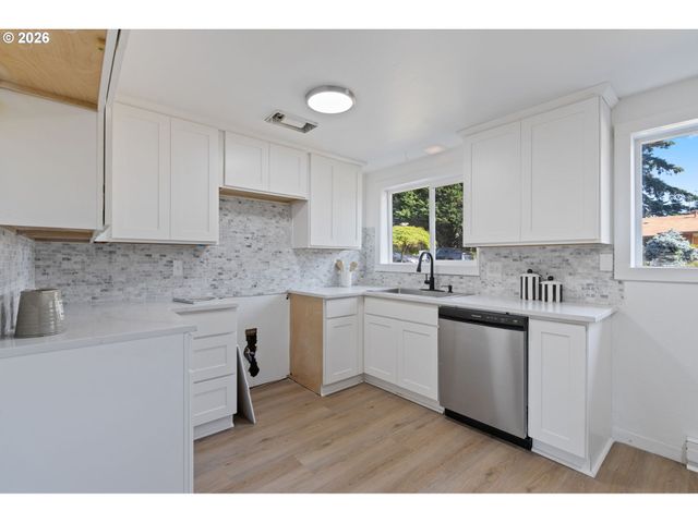 17912 Ne DAVIS St, Portland, OR 97230