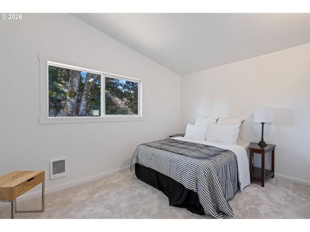 17912 Ne DAVIS St, Portland, OR 97230