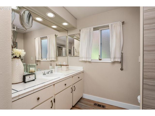 7095 Sw TIERRA DEL MAR Dr, Beaverton, OR 97007