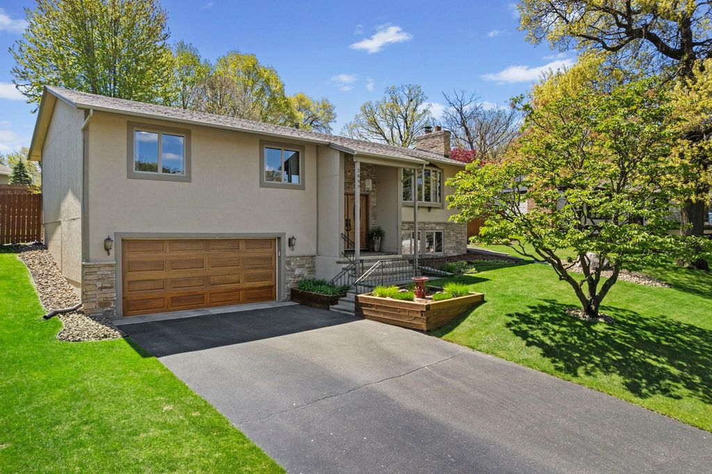 2897 Torchwood Drive, New Brighton, MN 55112