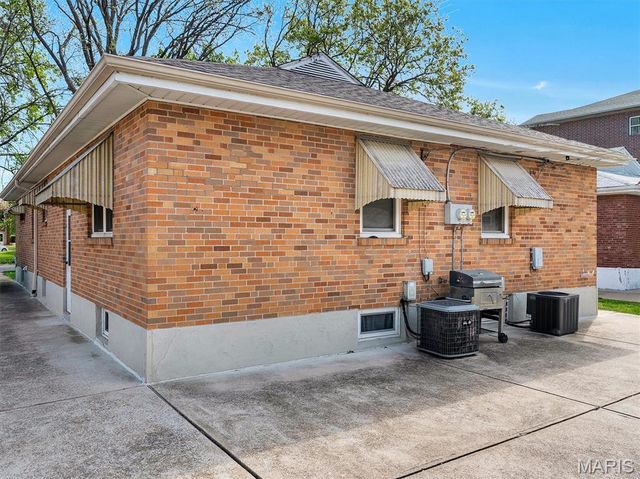 6258 Sunshine Drive, St Louis, MO 63109