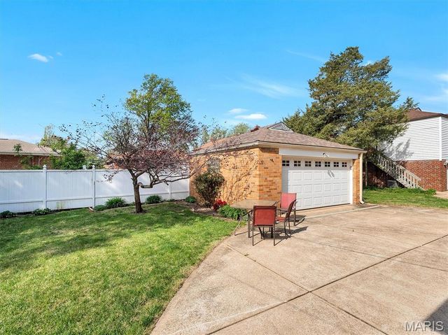 6258 Sunshine Drive, St Louis, MO 63109