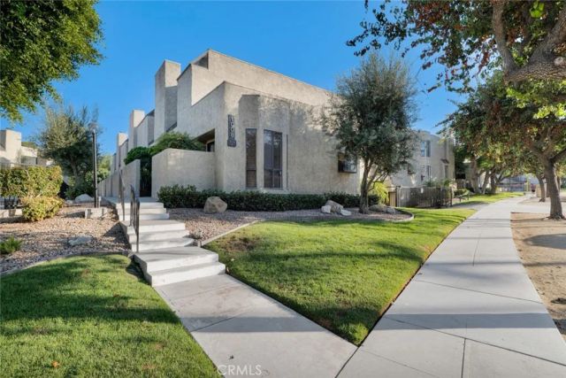 1008 W Riverside Drive 34, Burbank, CA 91506